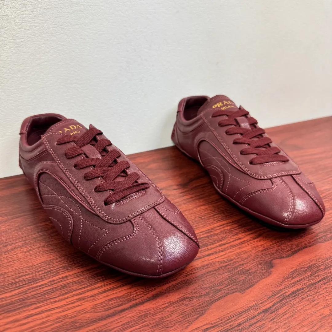 Batch 780 Prada/Prada Montecarlo Re-Edition 2005 Nappa sheepskin/nubuck leather sneakers, men's men's men's shoes for easy shipping! Featuring an antique finish, these sneakers combine style and comfort in a sophisticated and innovative design. The silhouette inspired by driving shoes is soft and flexible, and the deconstructed sole gives it a lightweight look and smooth aesthetic. Prominent top stitching enhances the sporty soul of this hybrid sneaker. It is paired with a lightweight and flexible rubber sole, a visible convex sole pattern embellishment, and a wrapped insole. The whole package! Size: 39-40-41-42-43-44 Leather shoe size Item number: 4E1165 Sheepskin wine red